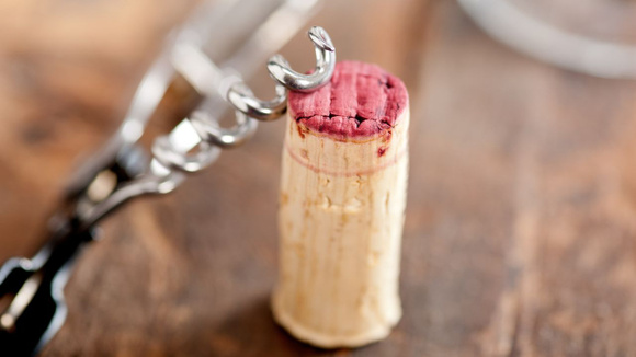 Antes de jogar a rolha de vinho fora, veja a dica do TudoGostoso para acabar com o mau cheiro na geladeira