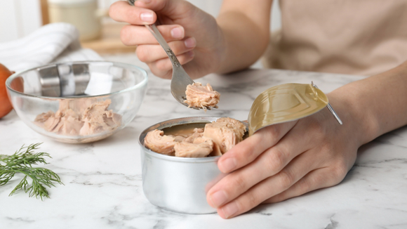 As sobras de atum nunca devem ser armazenadas na lata. (créditos: Shutterstock)
