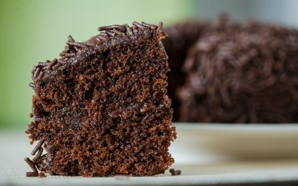 A simplicidade do bolo de chocolate pode ser a sobremesa perfeita (Créditos: TudoGostoso)