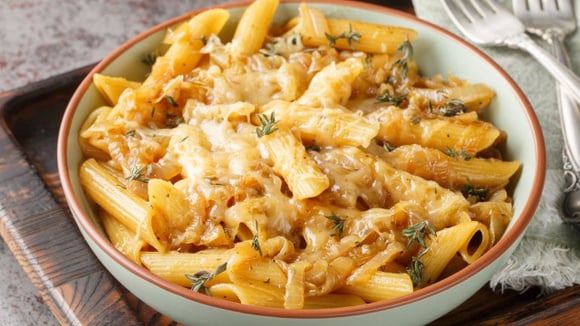 O macarrão de uma panela só inspirado na sopa de cebola francesa que virou tradição no meu almoço de domingo: massa cremosa e receita fácil, é irresistível!