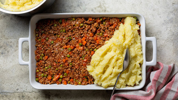 Dá para incluir vegetais na carne, variar os temperos e adicionar mais queijo à receita (Créditos: Shutterstock)