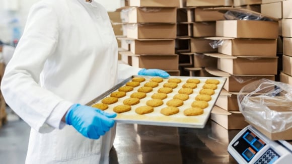 Tradicional fábrica de biscoitos com mais de 6 décadas toma decisão drástica que afeta quase 500 funcionários