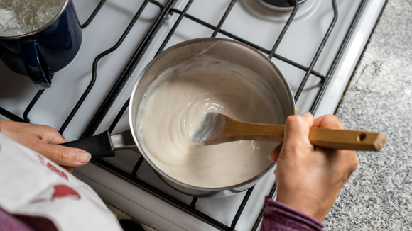 Meu molho bechamel ficava empelotado até eu ver essas dicas no TudoGostoso: agora fica cremoso, lisinho e digno de restaurante