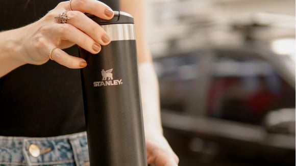 A Stanley que cabe na bolsa: garrafa térmica AeroLight está com 40% de desconto na Amazon