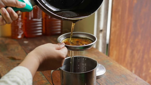 Depois de frio, o óleo deve ser peneirado e transferido para uma garrafa PET ou recipiente similar (Créditos: Shutterstock)