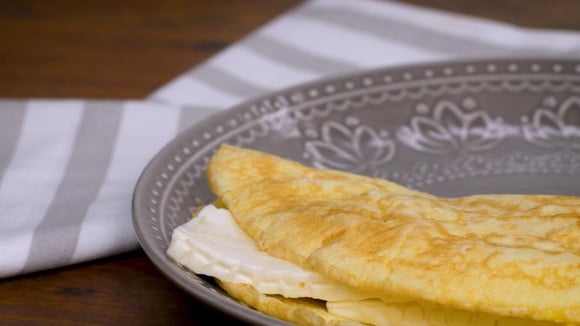 Essa receita de crepioca leva apenas ovo e goma de tapioca (Créditos: TudoGostoso)