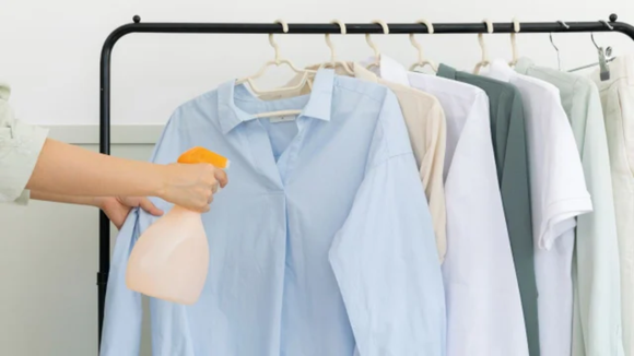 Uma mistura simples com bicarbonato, vinagre e álcool ajuda a eliminar o cheiro de mofo de cobertas e casacos guardados. (créditos: Shutterstock)