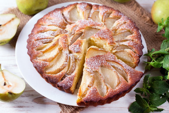 “Sempre que faço essa sobremesa, meus convidados querem a receita”: Torta de pera e amêndoas pronta em 15 minutos