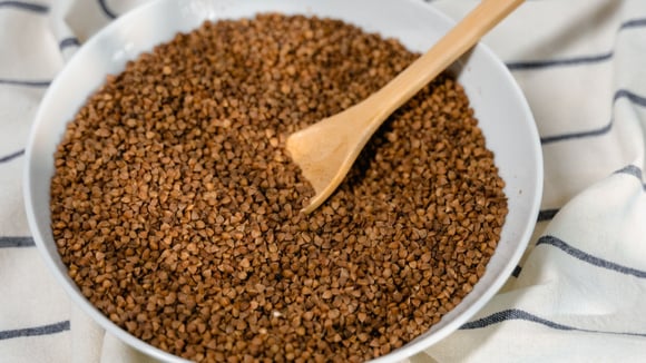 Os grãos de trigo-sarraceno torrados são usados para preparar uma infusão cheia de benefícios (Créditos: Pexels)
