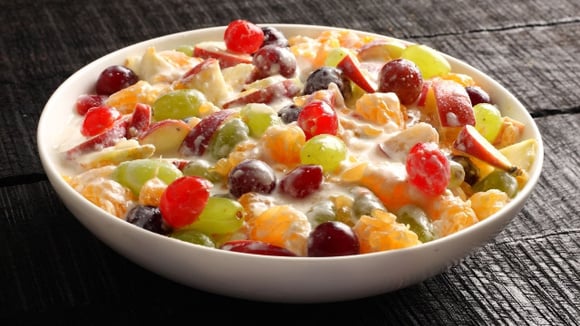 Salada de frutas com leite condensado e creme de leite cremosa em uma tigela grande (Créditos: Shutterstock)