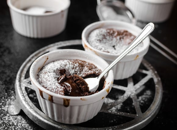 Cremoso, quentinho e com só 3 ingredientes: esse bolo de caneca é a sobremesa que vai aquecer o seu inverno