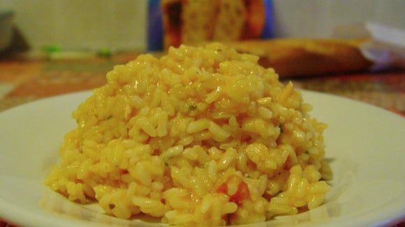 Porção de risoto ao salmão servido em prato branco raso (Créditos: TudoGostoso/Alexandre Bazetto)
