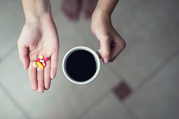 Veja 4 maneiras que a cafeína pode afetar seus medicamentos (segundo especialistas!) e descubra se você precisa passar longe do café