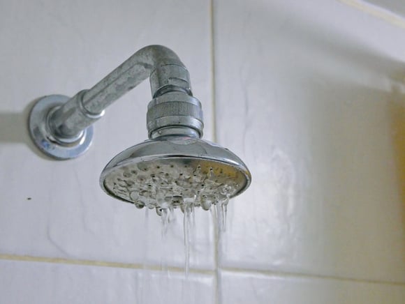 3 truques de especialistas para aumentar a pressão da água em torneiras e chuveiros