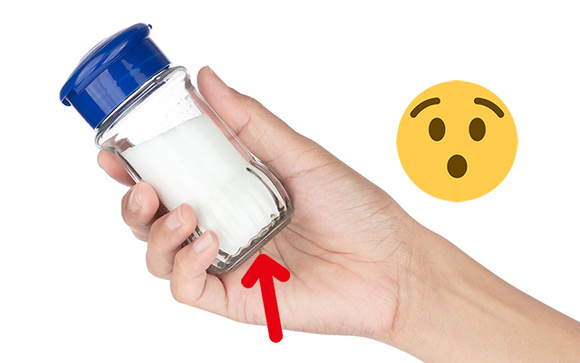 Com quantos anos você descobriu essa utilidade no fundo do saleiro? Função muito prática e simples, mas a maioria das pessoas ignora
