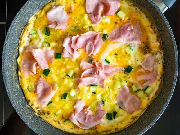 Quebre um ovo em 1 batata ralada e prepare este delicioso café da manhã: feito em minutos na frigideira, você pode servir até no jantar