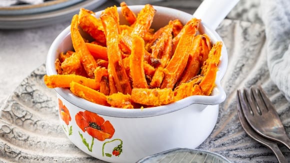 Snack crocante de cenoura pra você petiscar saudável, sem sair da dieta: "É o melhor jeito de comer cenoura"