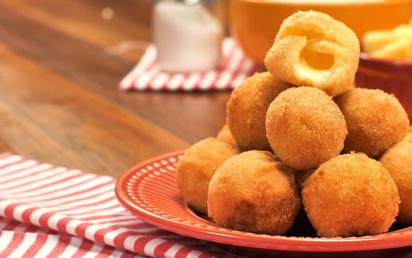 Uma bolinha de queijo bem recheada com aquele queijo derretido é irresistível (Créditos: TudoGostoso)