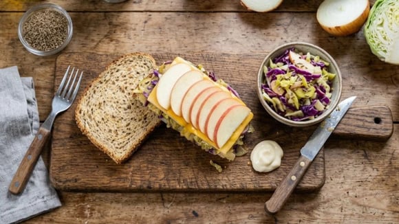Combinação de repolho refogado, queijo cheddar e fatias de maçã garantem um sanduíche saboroso que foge do óbvio (Créditos: Imagem gerada com IA)