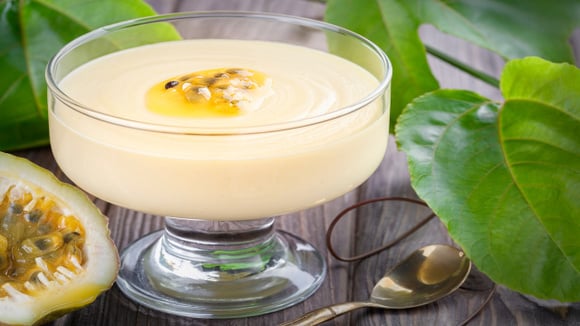 Apenas 4 ingredientes: a mousse de maracujá simples com Tang é a sobremesa de última hora perfeita