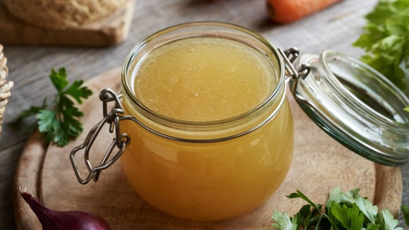 Além de ter uma textura mais encorpada, o caldo de galinha caseiro tem um sabor mais concentrado (Créditos: Shutterstock)