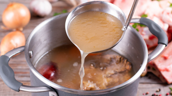 Por que as pessoas estão consumindo caldo de ossos no café da manhã? Esse é o verdadeiro elixir dourado que você precisa conhecer