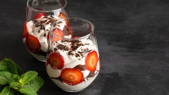 Duas porções de pavê de morango com chocolate servidas em copos de vidro (Créditos: TudoGostoso)