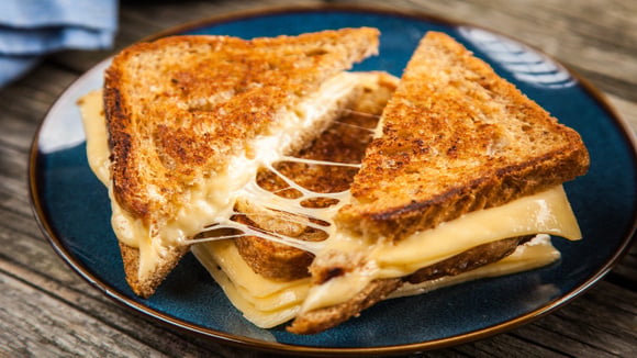 Um queijo quente é tão saudável quanto a versão fria? E por que o sabor é diferente e parece mais gorduroso?