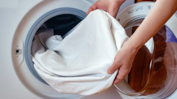 Uma xícara desse ingrediente vai deixar suas roupas brancas como novas, mas é preciso usar do jeito certo