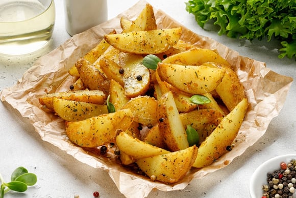Como fazer batatas assadas perfeitas na airfryer ou no forno: macia por dentro e com casca crocante e saborosa, fica igual de restaurante
