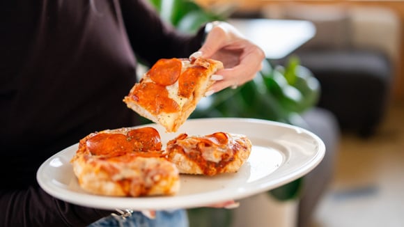Esqueça o micro-ondas e o forno: aprendi no TudoGostoso a melhor maneira de reaquecer a pizza e deixá-la crocante de novo