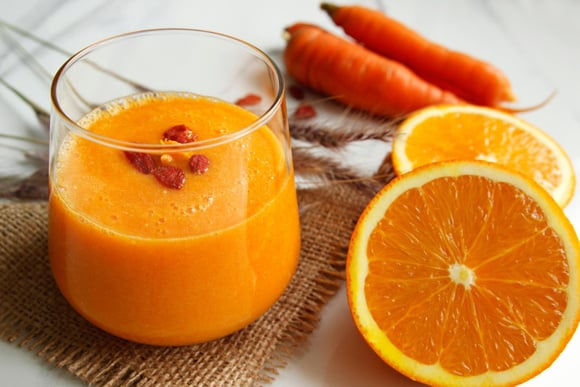 5 frutas para beber junto com suco de cenoura que vão além de deixar a bebida gostosa