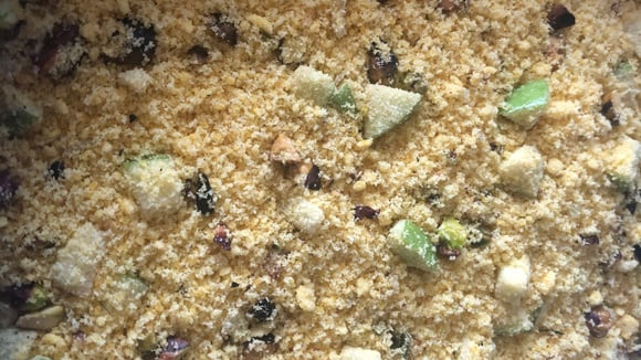 Farofa com pistache e maçã-verde com casca feita com farofa de milho já temperada (Créditos: TudoGostoso/Sandra dos Santos)