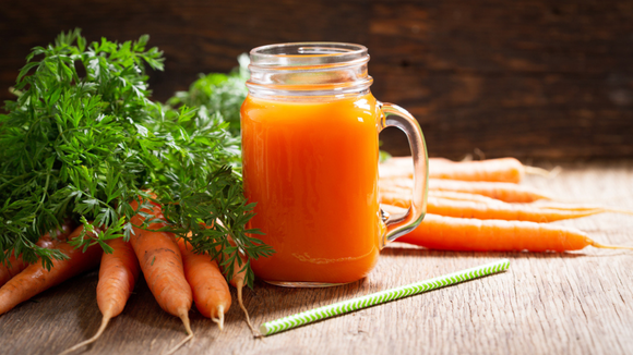 Suco de cenoura nutritivo em copo de vidro grande com canudo (Créditos: Shutterstock)