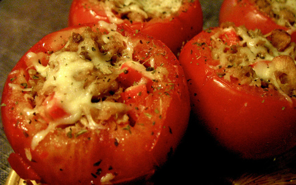 O tomate recheado esconde sabores em uma pequena porção (Créditos: TudoGostoso/Cláudia Sequeira)