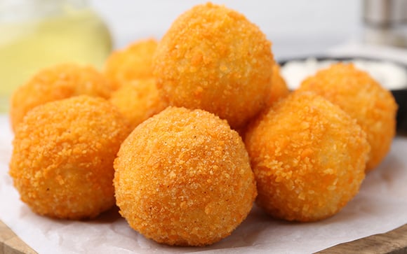 Você só precisa de batata e mais alguns ingredientes para fazer essa bolinha crocante e irresistível: o petisco perfeito para qualquer ocasião