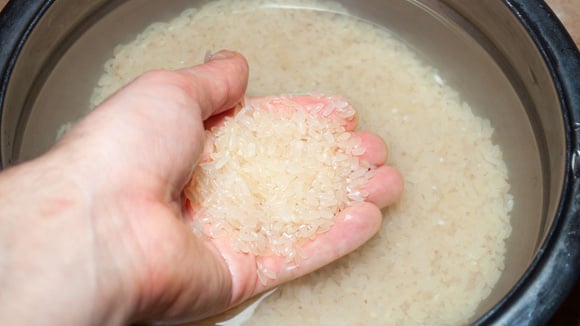 Estudo coloca fim a um debate antigo: é preciso lavar o arroz ou não antes de cozinhar? A resposta não é o que você espera