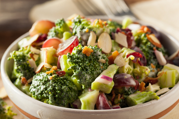 Receita de salada de brócolis deliciosa para um jantar leve e saudável