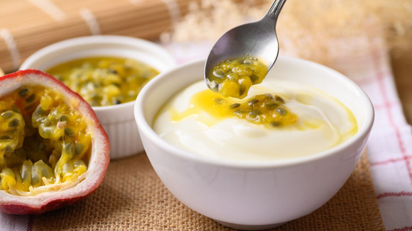 Receita combina iogurte natural caseiro com geleia de maracujá (Créditos: Shutterstock)