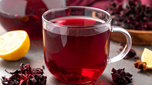 Aprenda a fazer chá de hibisco, louro e canela (Créditos: Canva)