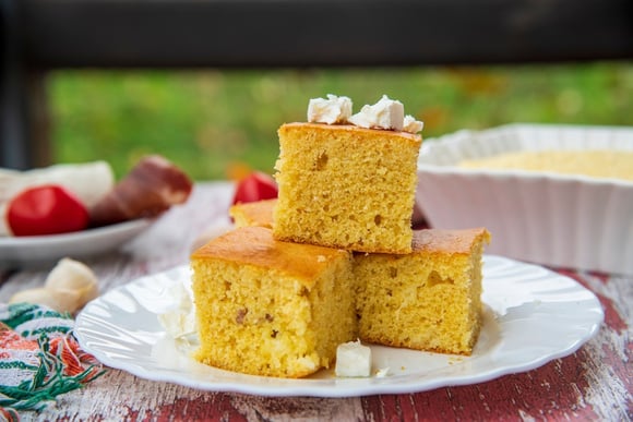 Bolo de fubá com laranja no liquidificador: a receita do TudoGostoso para quem ama um bolo fofinho perfeito para acompanhar café fresco