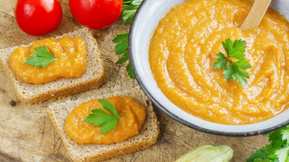 O patê de cenoura tem um modo de preparo muito fácil. (Créditos: Shutterstock)