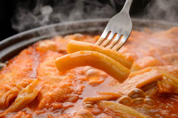 Receita de tteokbokki: veja como fazer esse prato coreano que sempre aparece nos doramas!
