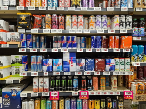 Quantas xícaras de café uma lata de Red Bull, Monster e outras bebidas energéticas realmente equivalem?