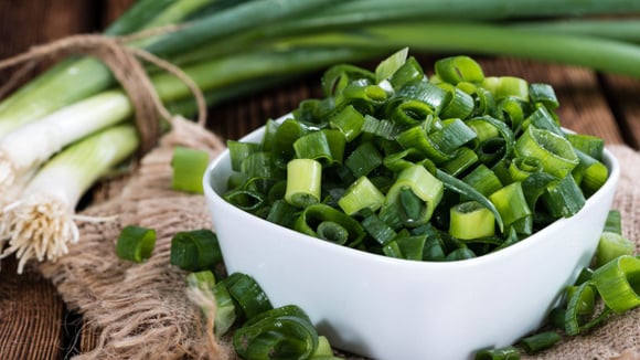 Quem não deve comer cebolinha? Este vegetal comum na cozinha tem benefícios, mas não é adequado para todos