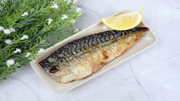 Experimente adicionar esses dois ingredientes antes de grelhar a cavala: truque do TudoGostoso faz cheiro de peixe desaparecer completamente e a textura fica crocante