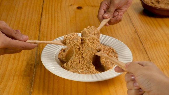 Paçoca cremosa pode ser servida na travessa, em copinhos individuais ou até em colheres de madeira (Créditos: TudoGostoso)