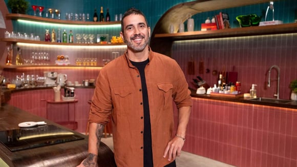 Aos 47 anos, André Marques revela como é cozinhar no programa ao vivo da Angélica que estreia hoje (24) no GNT: "Bota a mão, vira para cá, mexe para lá"