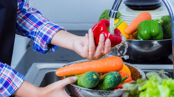 O que evitar ao lavar frutas e verduras para não prejudicar sua saúde e garantir uma higienização correta