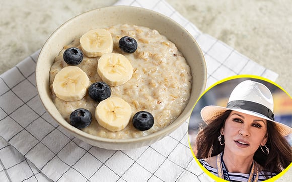 Catherine Zeta-Jones, 56 anos, sobre seu café da manhã: "Eu escolho tigelas de mingau de aveia quente com banana, amoras e um pouco de açúcar mascavo."